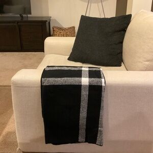 New Wendy Bellissimo black & white throw blanket